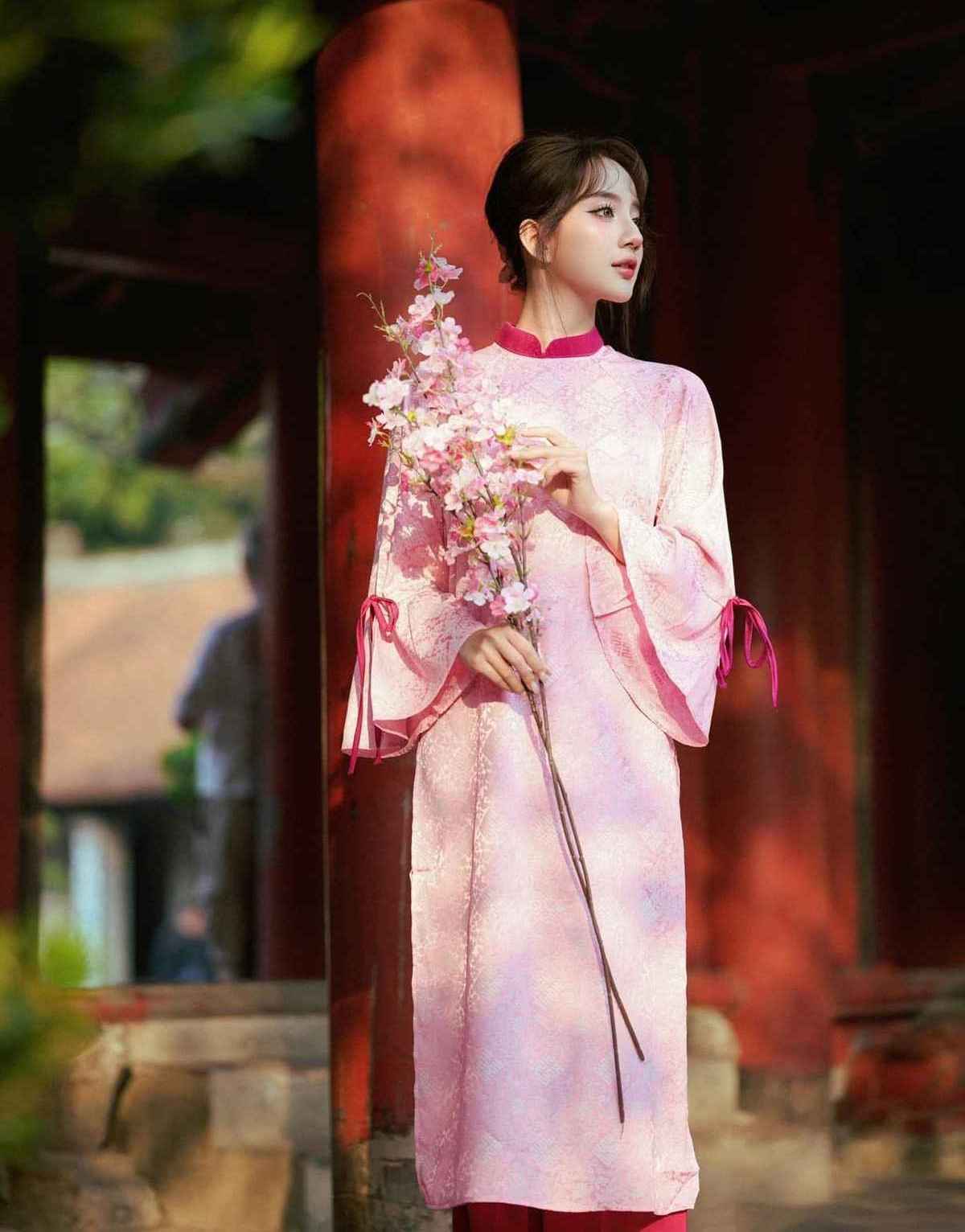 Hoa là một phần không thể thiếu của mùa xuân, tượng trưng cho một năm mới tươi tắn, đong đầy hạnh phúc
