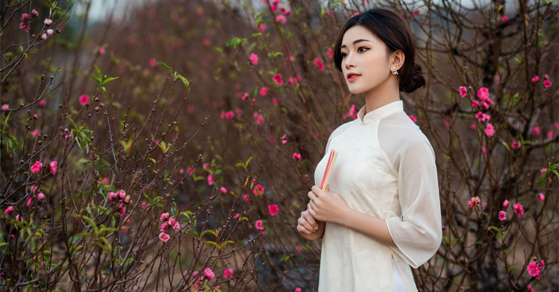 Chụp ảnh với hoa đào duyên dáng