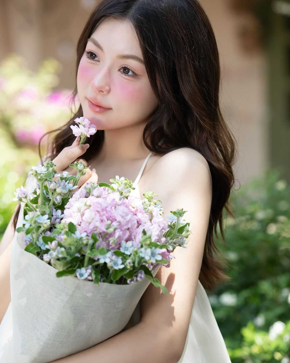chup-anh-voi-hoa.jpg