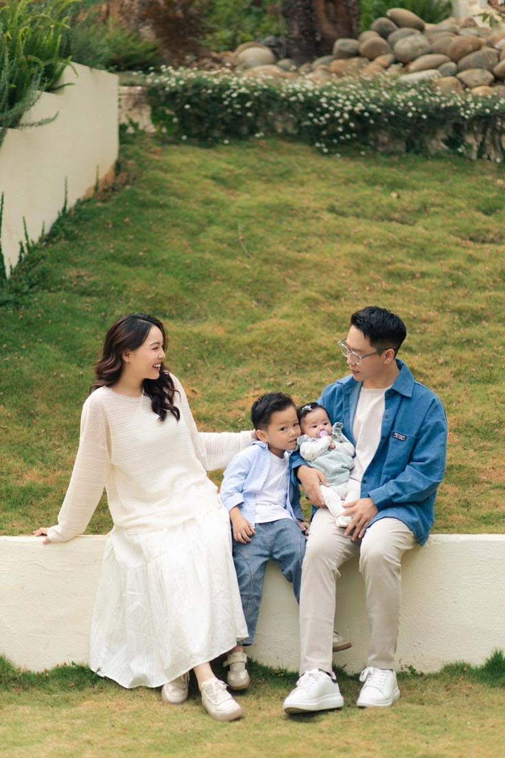 Ý tưởng chụp hình ngoài trời cho gia đình 4 thành viên