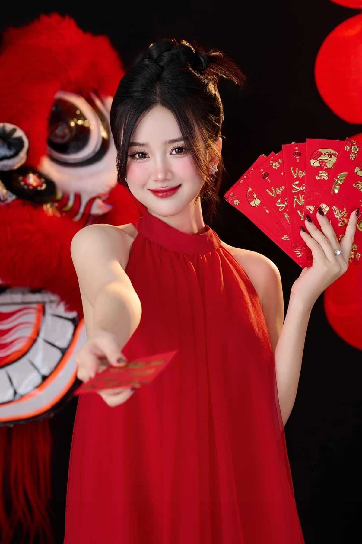 Chụp hình tết với bao lì xì
