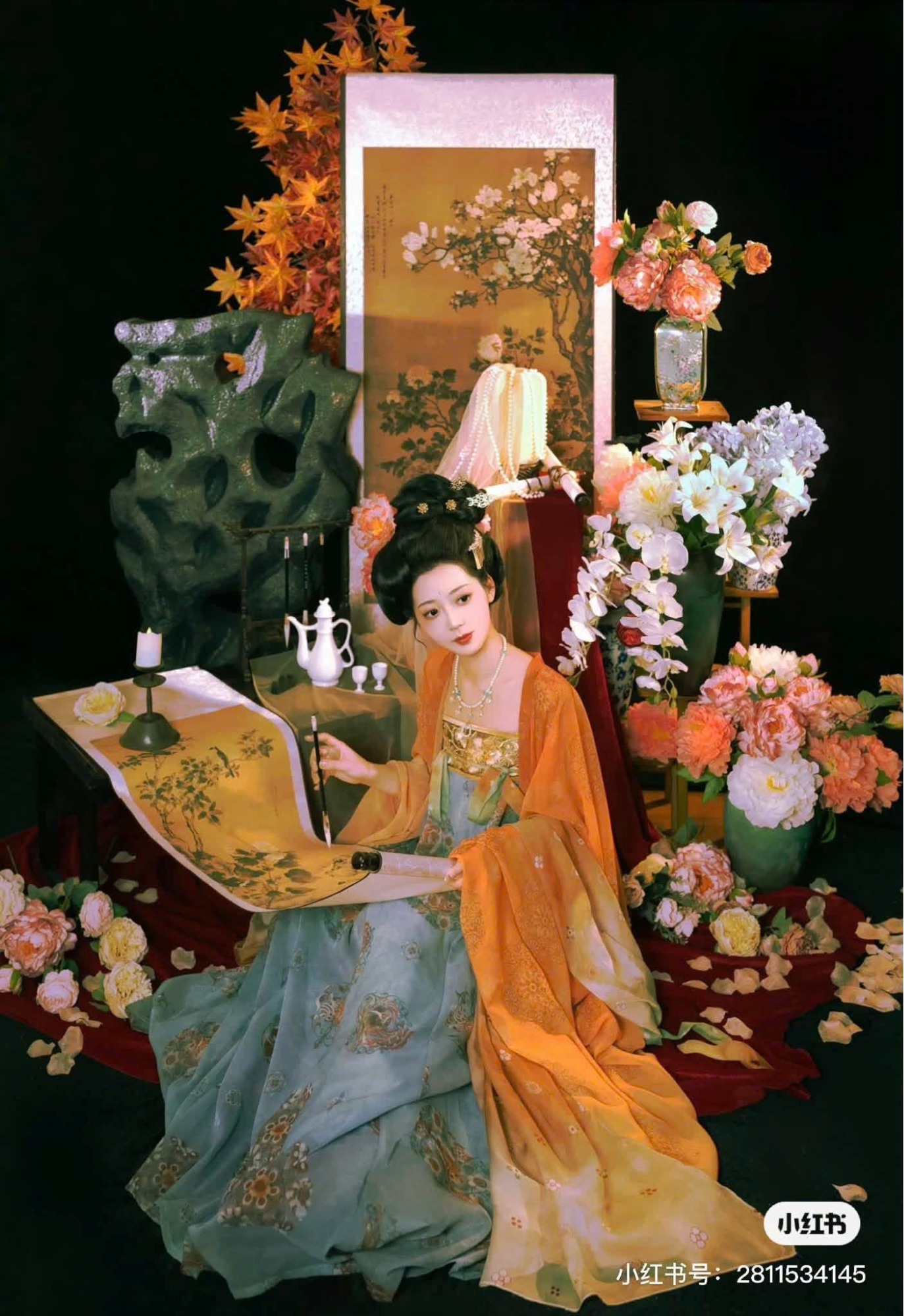 Cô gái đang hoạ tranh thơ thẩn
