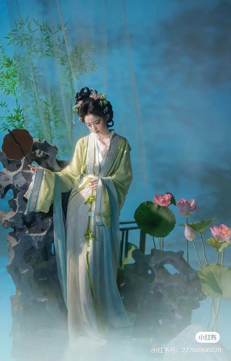 Thiếu nữ mặc hán phục bên hồ sen thơ mộng