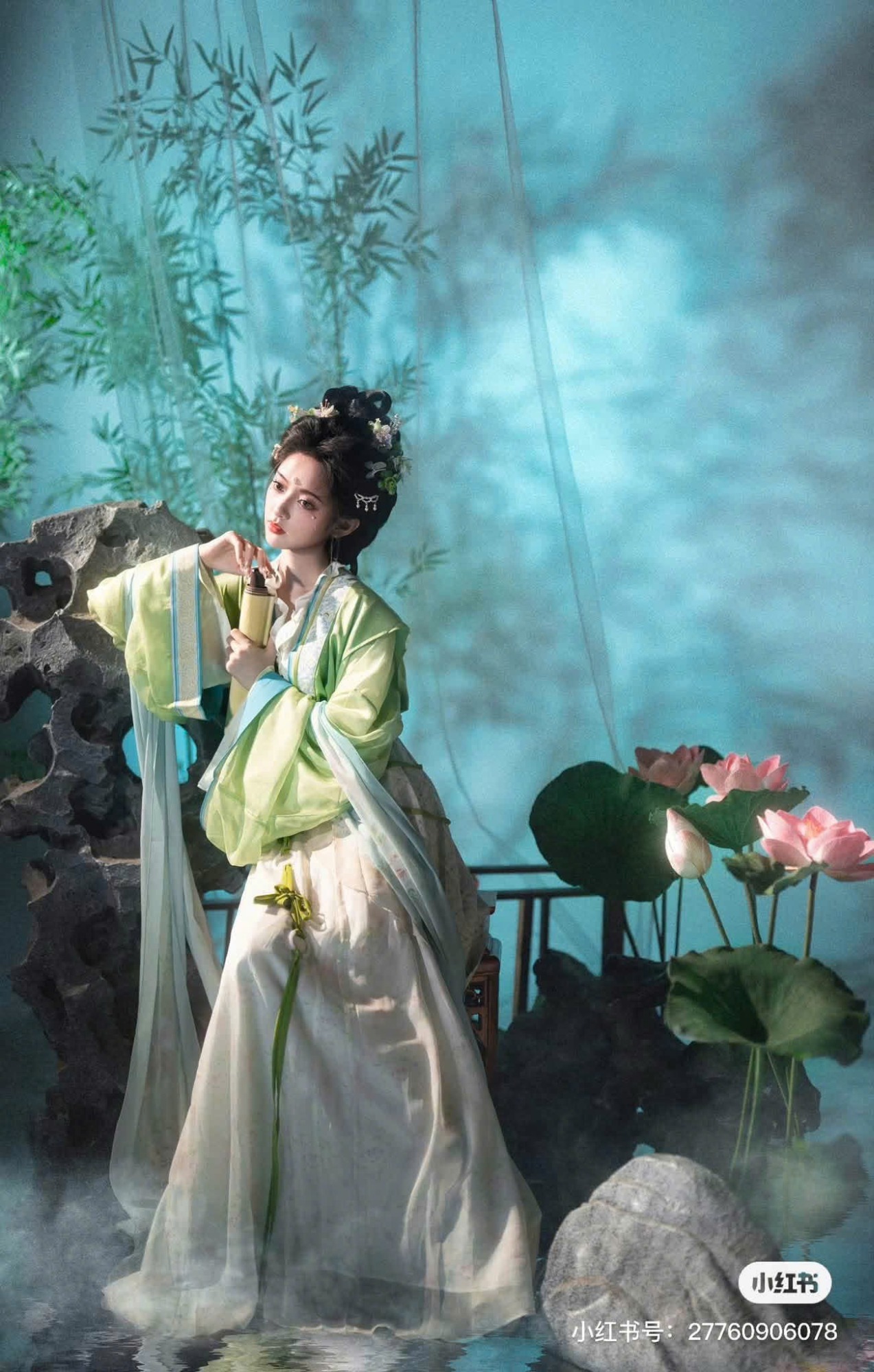 Nữ nhân ngồi thơ thẩn trong phòng trà đạo