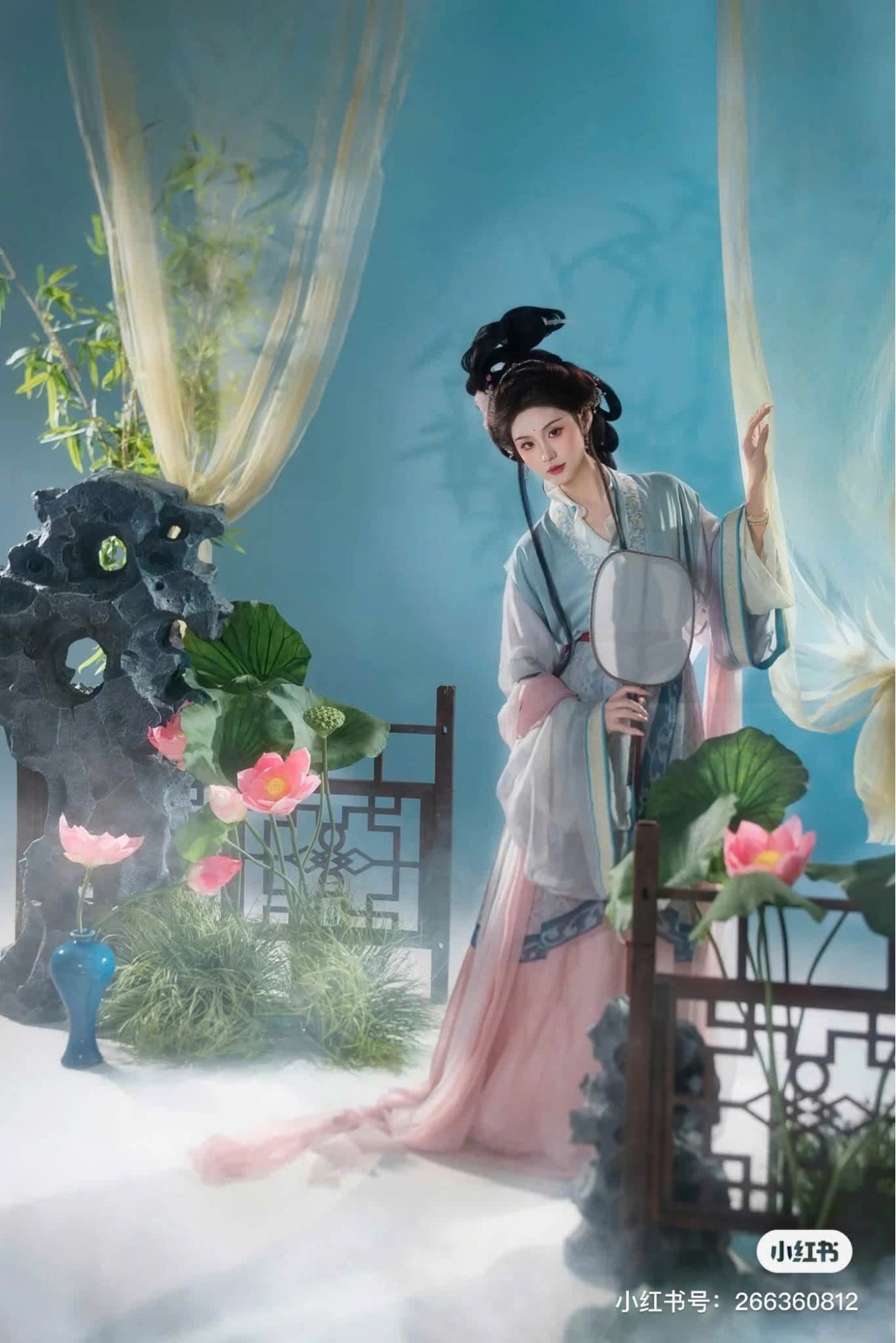 Thiếu nữ trong buổi sáng sớm mờ sương