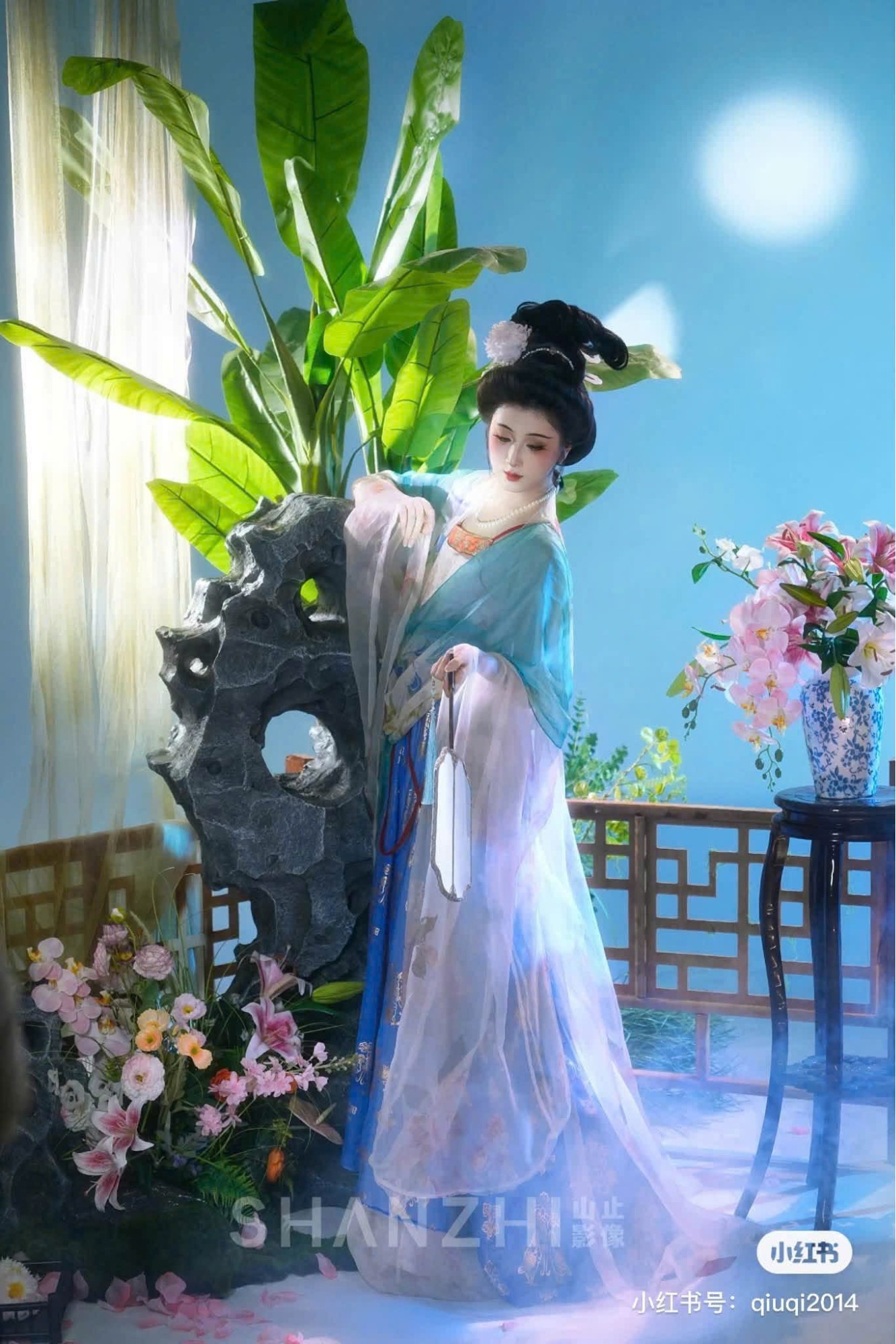 Thiếu nữ dưới ánh trăng