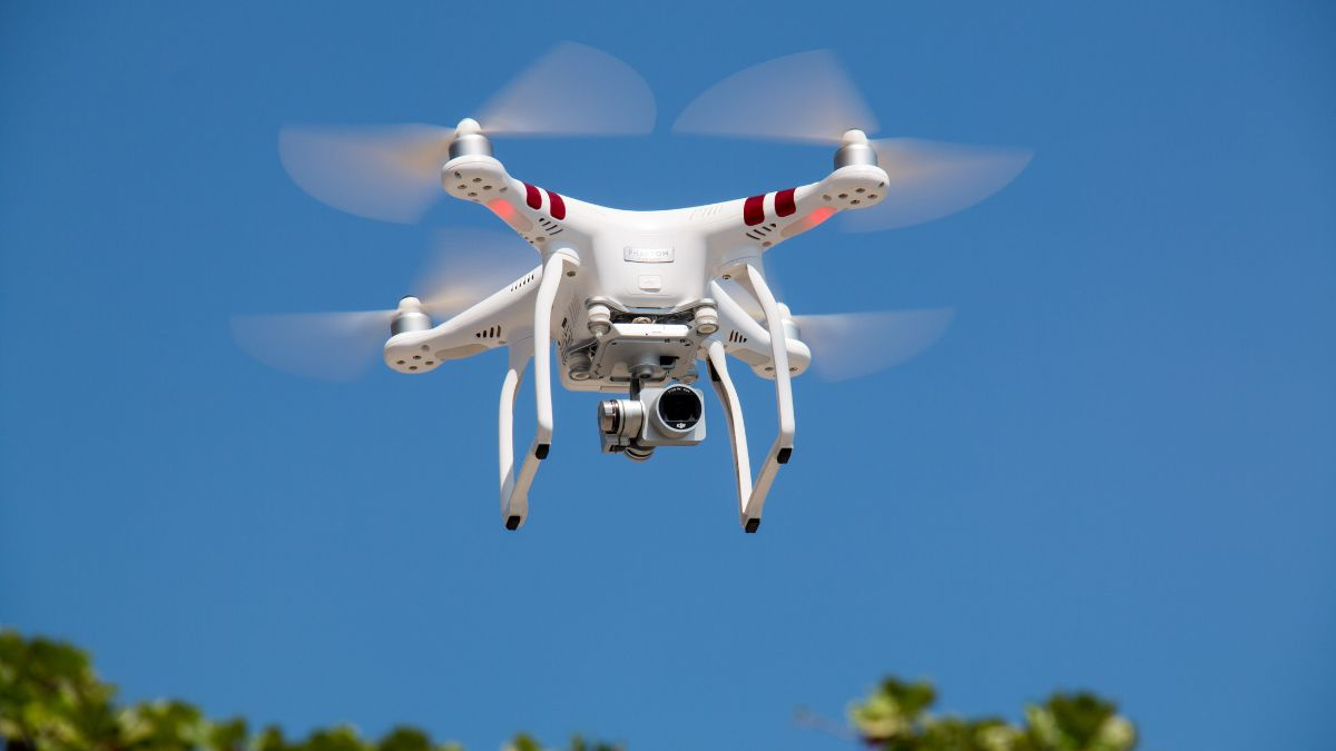 Nên mua Drone hay Flycam