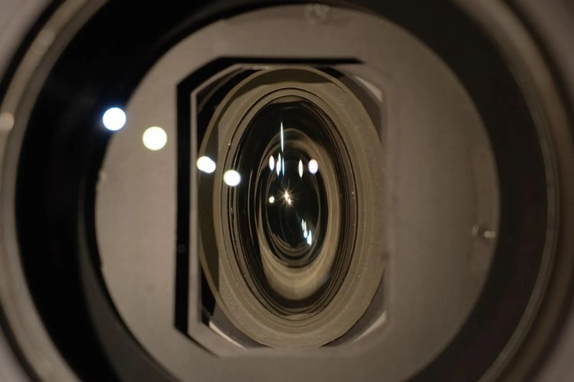 Ống kính anamorphic là dòng thấu kính quang học chuyên dụng