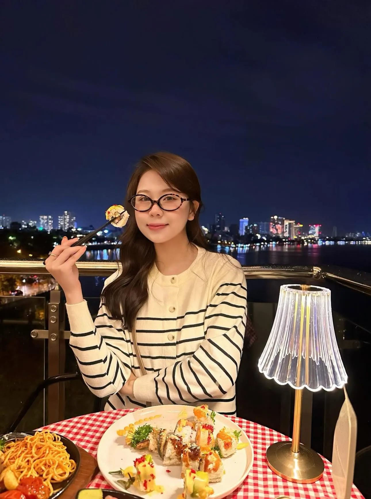 Sushila - View ngắm trọn Hồ Tây, thích hợp ăn uống & chill