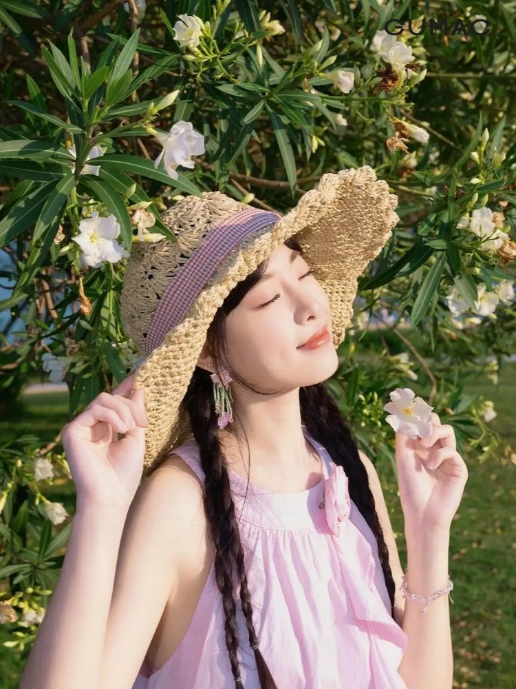 Tạo dáng nữ đứng chính diện tay chạm nhẹ vào vành mũ