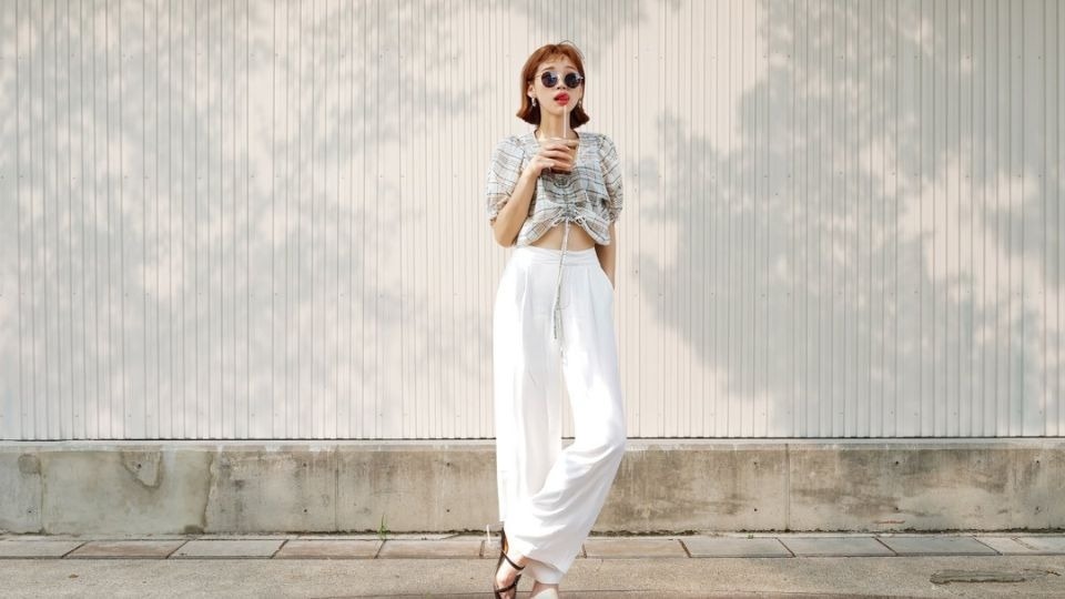 Tạo dáng một tay đút hờ túi quần đầy cá tính