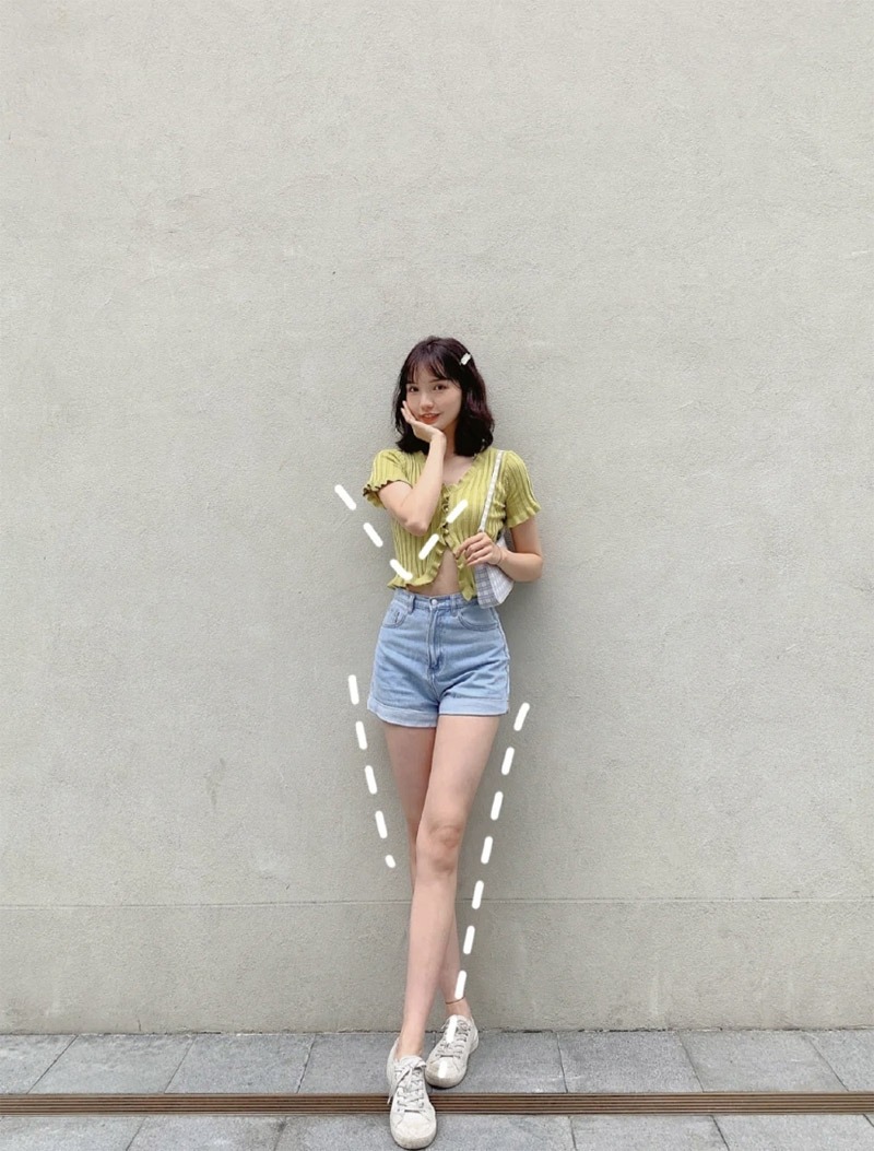 Tạo dáng đứng tựa lưng vào tường đầy lôi cuốn quyến rũ