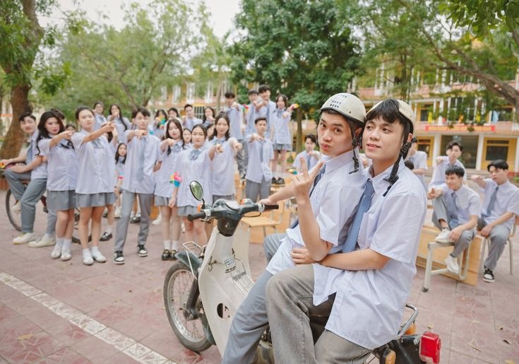 Tạo dáng với xe máy