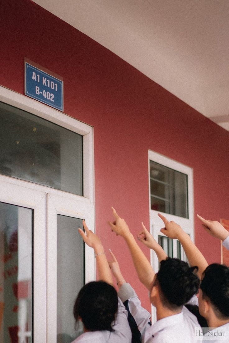 Tạo dáng chỉ tay lớp học