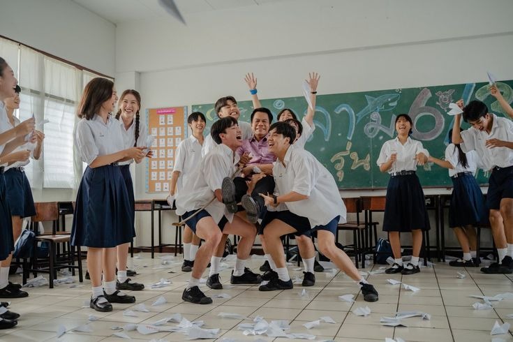 Tạo dáng với thầy cô