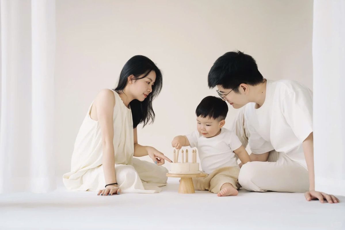 Tạo dáng tự nhiên, đong đầy tình cảm gia đình