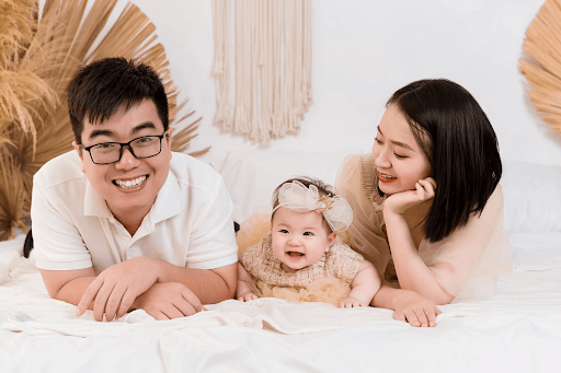 Bé chụp cùng bố mẹ, anh chị