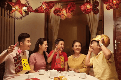 Cả gia đình phá cỗ vui nhộn