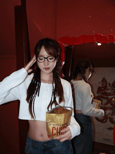 Cách tạo dáng chụp ảnh khi đi cafe cool ngầu