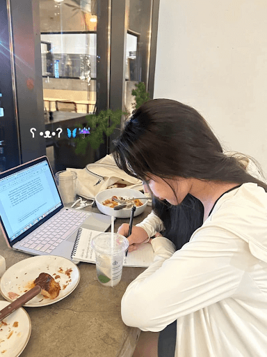 Cách tạo dáng chụp ảnh khi đi cafe