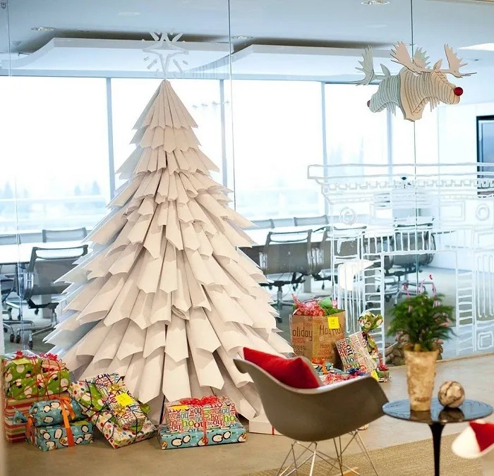 Cách trang trí noel văn phòng với cây thông handmade