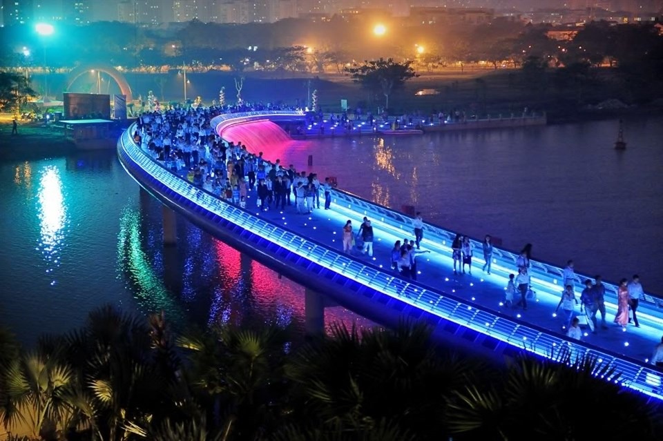 Cầu Ánh Sao – Hồ Bán Nguyệt