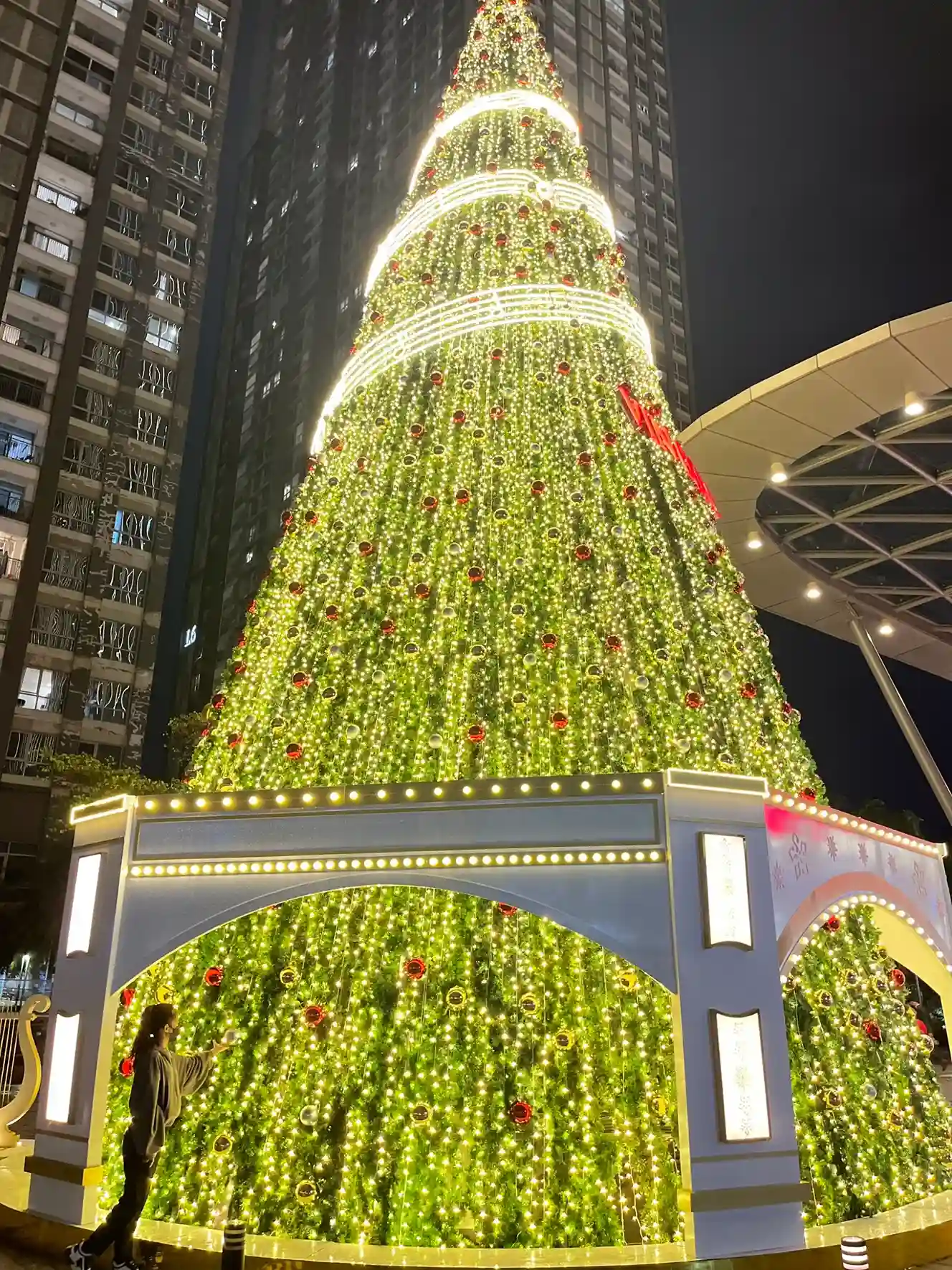 Landmark 81 - địa điểm chụp ảnh noel ở Sài Gòn cực hot