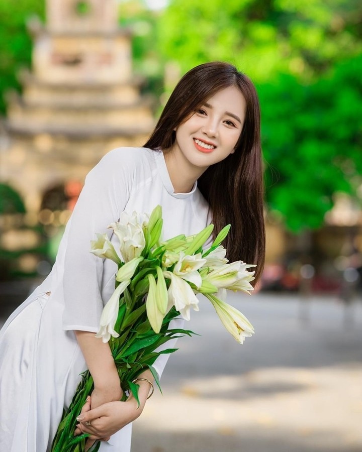 Chụp ảnh áo dài với hoa loa kèn