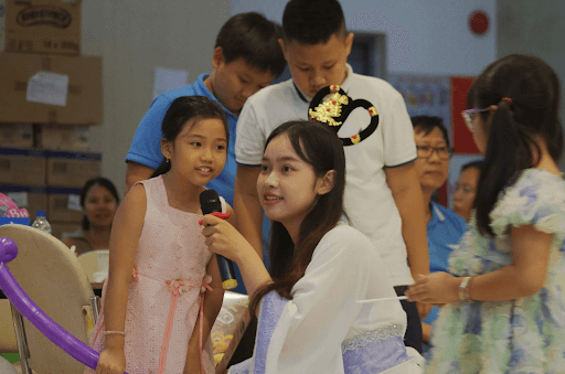 Chụp ảnh cùng Chú Cuội và Chị Hằng
