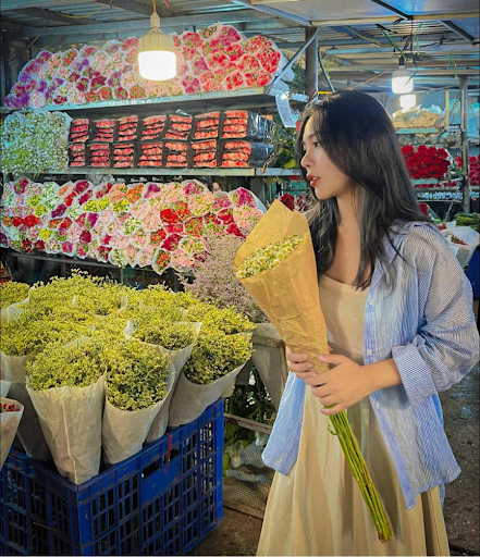 Chụp ảnh đêm ngay tại chợ hoa Quảng Bá