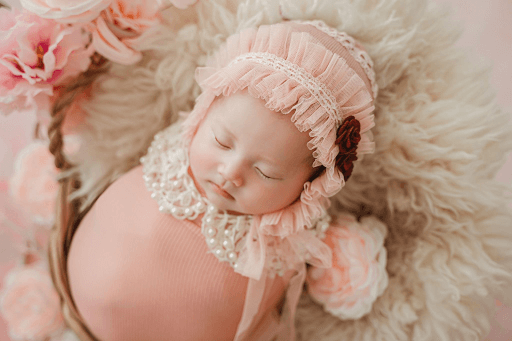 Chụp ảnh newborn đầy “hường phấn” cho bé gái