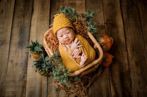 Chụp ảnh newborn với món đồ kỷ niệm