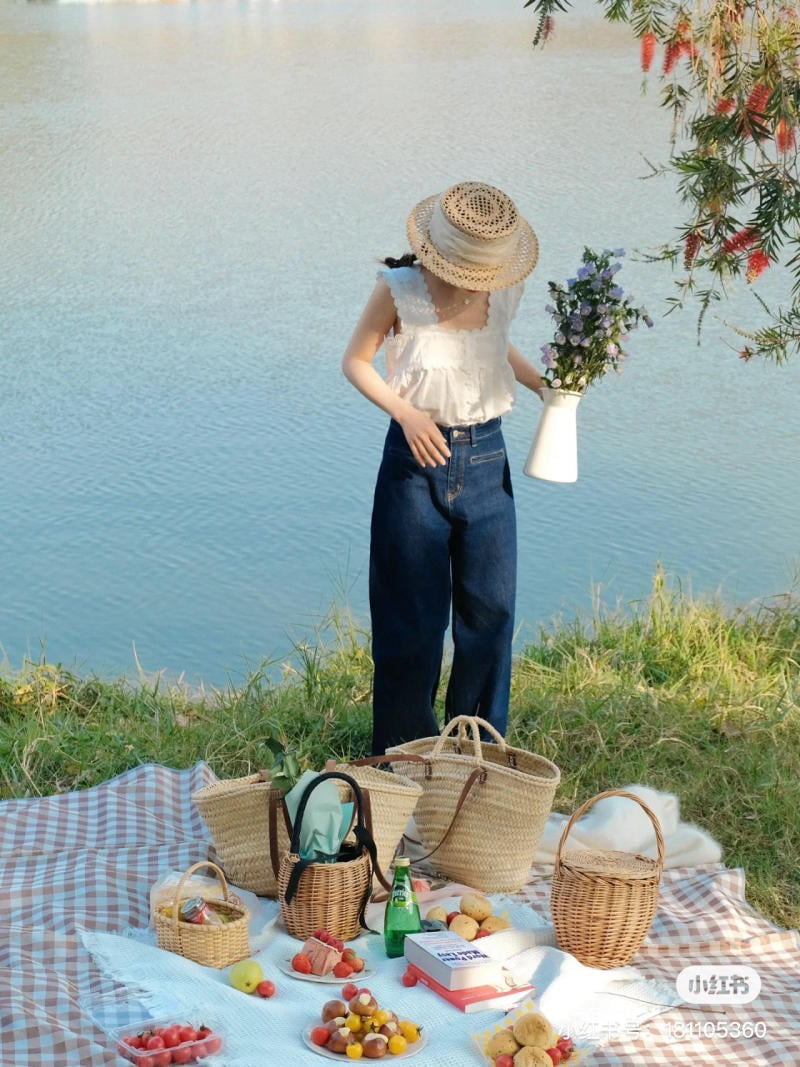 Chụp ảnh picnic đẹp với tư thế đứng