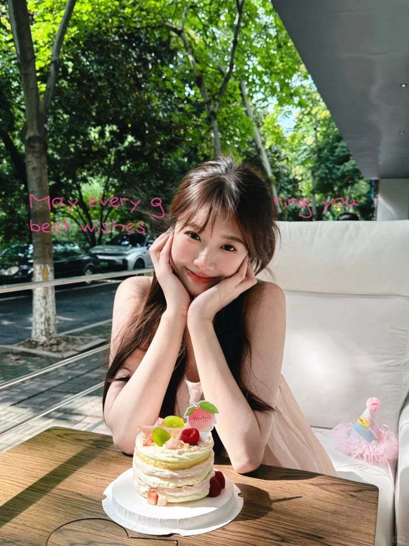 Chụp ảnh với bánh sinh nhật cute