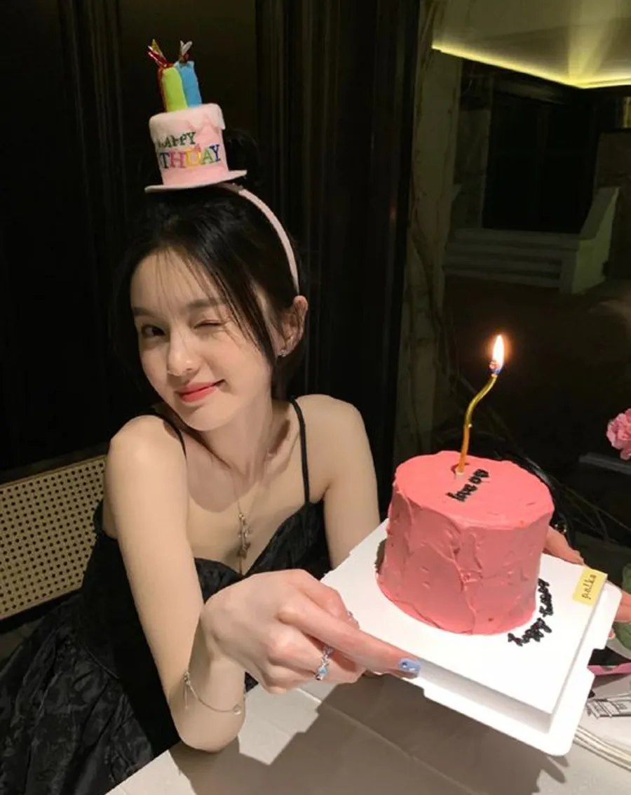 Chụp ảnh với bánh sinh nhật đẹp