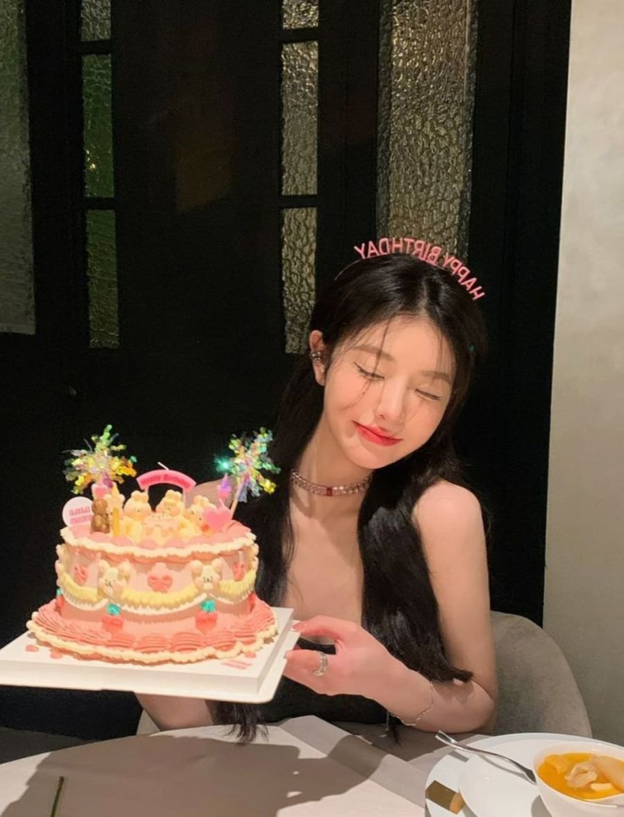 Chụp ảnh với bánh sinh nhật vibe Hàn Quốc