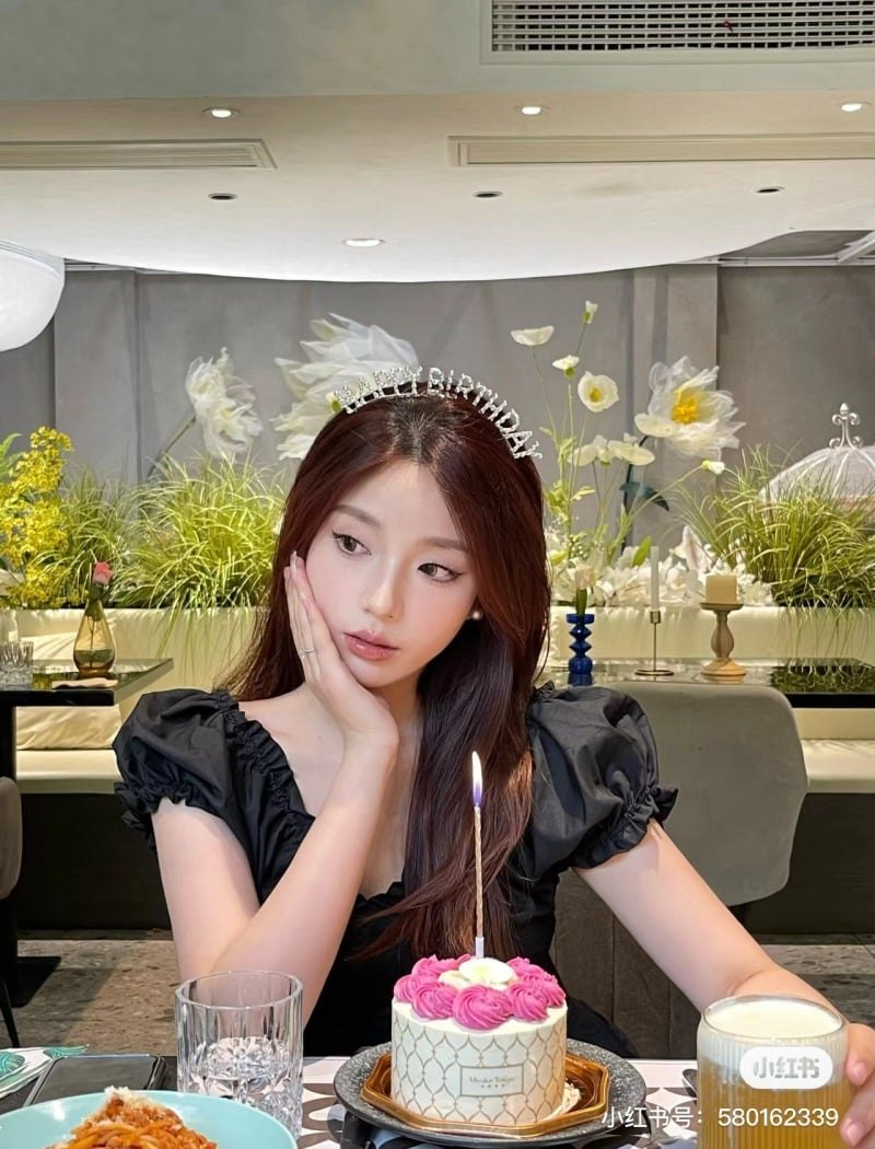 Chụp ảnh với bánh sinh nhật vừa sang, vừa nữ tính