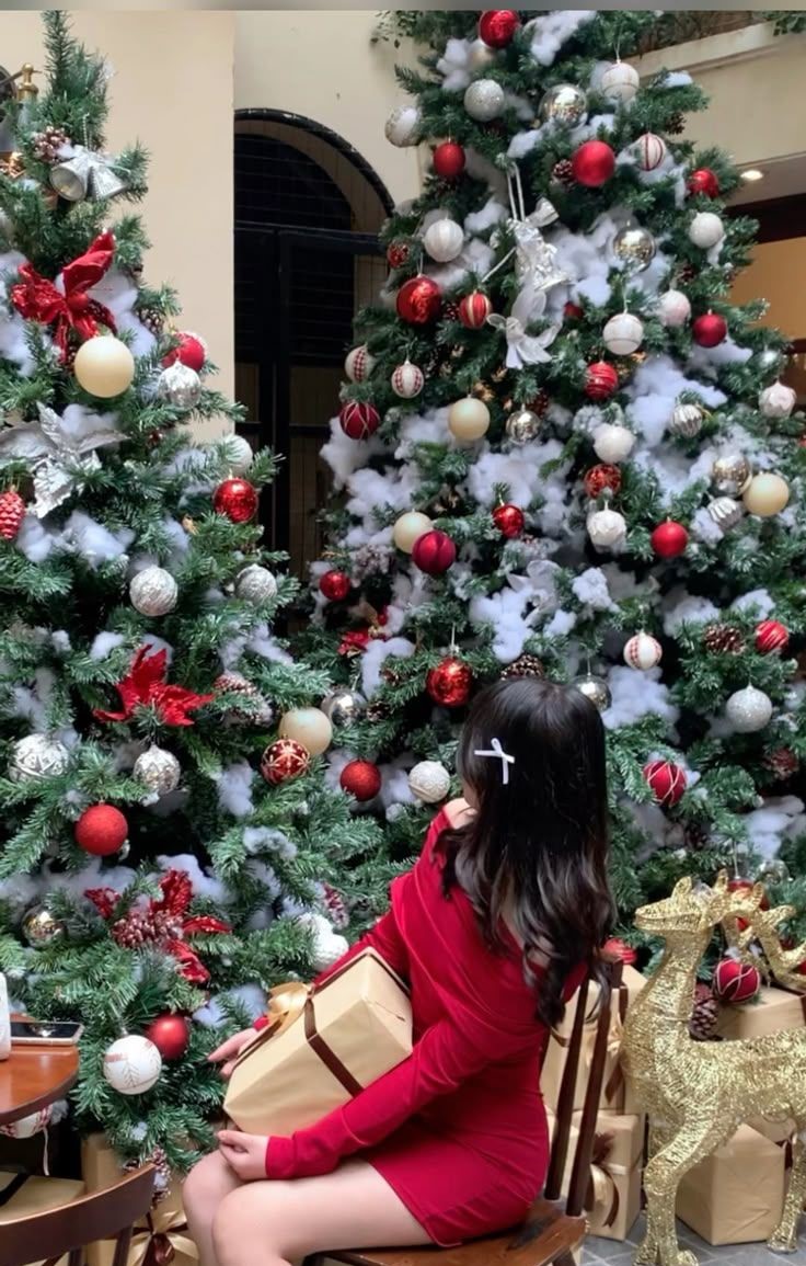 chụp ảnh với cây thông noel không thấy mặt