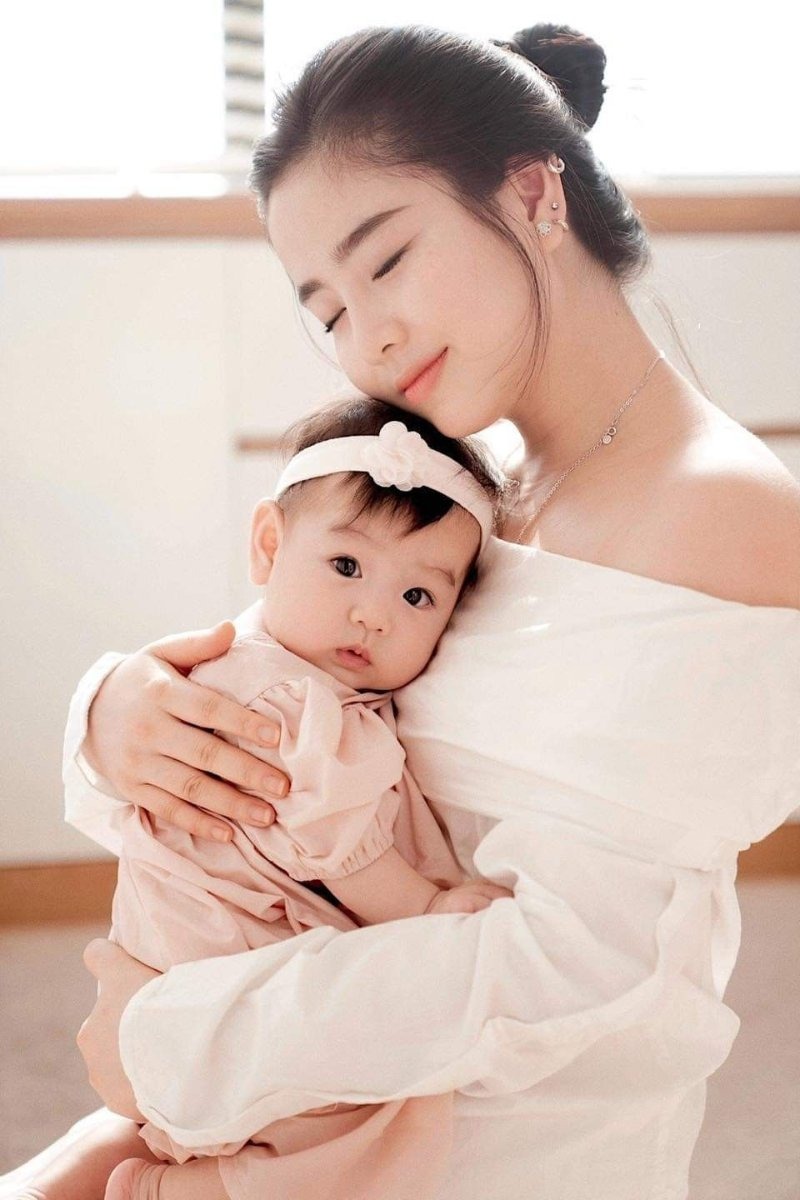 Chụp cận mặt mẹ và con - gần gũi và tự nhiên