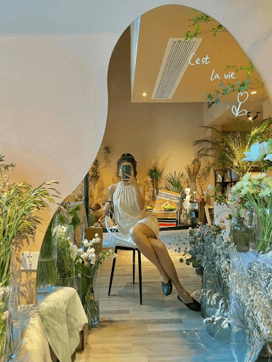 Chụp hình đi cafe ở trước gương