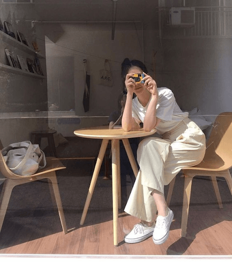 Chụp hình đi cafe với phụ kiện che mặt