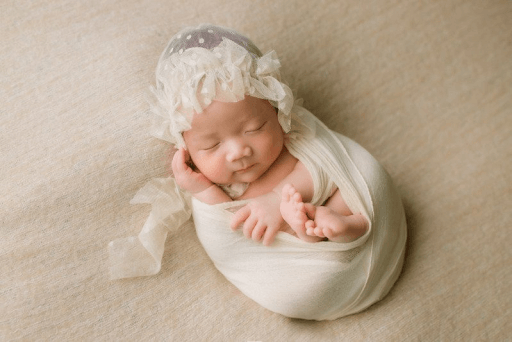 Concept chụp ảnh newborn cuộn tròn trong chăn ấm