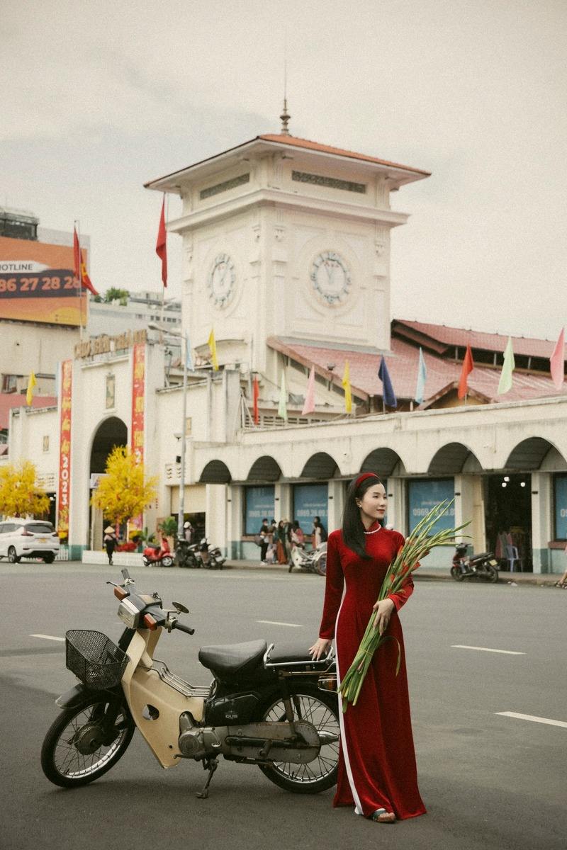 Gợi ý concept & kinh nghiệm chụp ảnh Tết chợ Bến Thành chụp đẹp rực rỡ