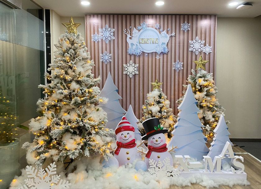 Concept trang trí noel văn phòng với cây thông noel