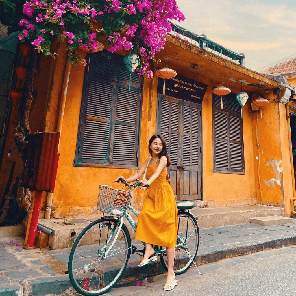 Cười như nàng thơ giữa phố cổ Hội An