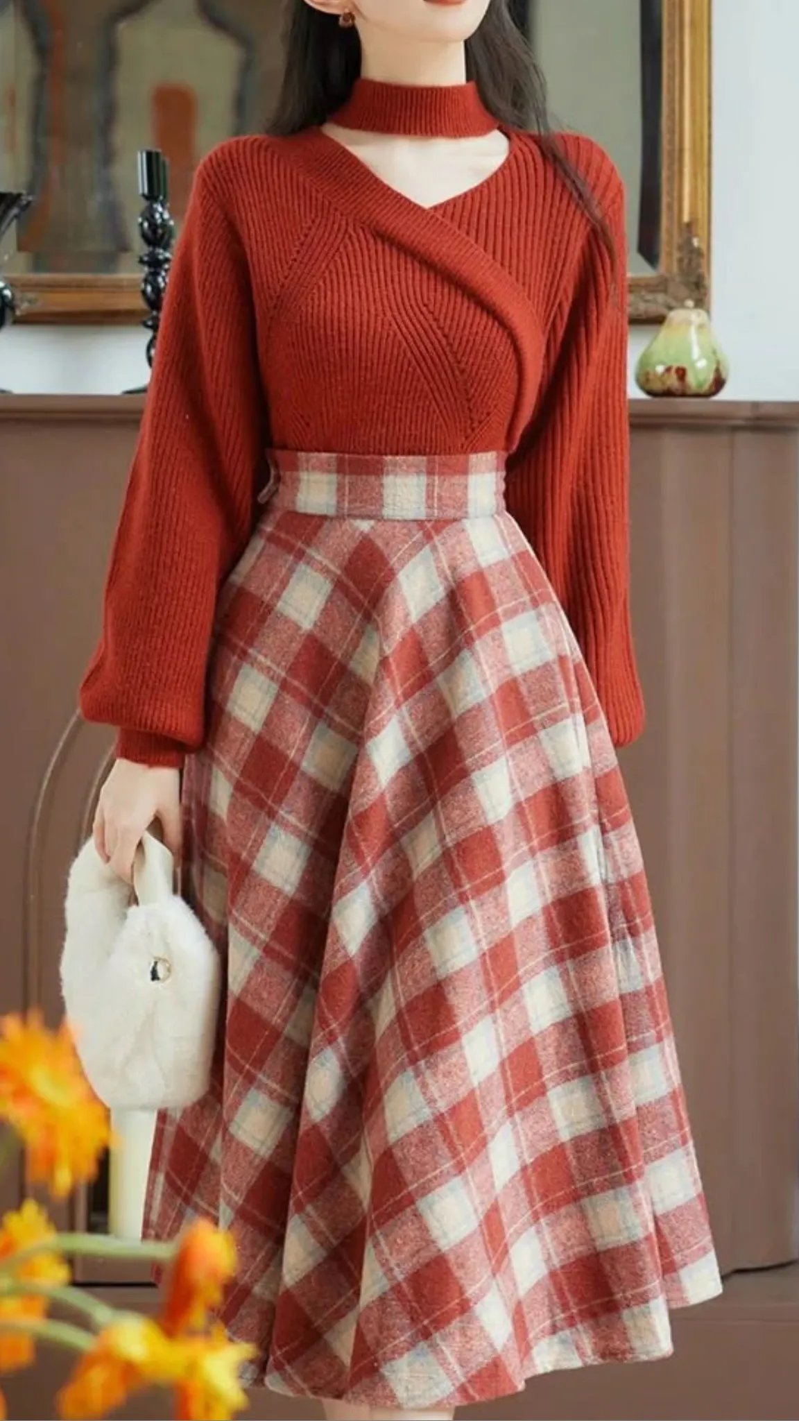 Những chiếc chân váy họa tiết caro kết hợp với một chiếc áo len mỏng đơn giản cũng giúp các nàng trở nên vô cùng xinh xắn, đáng yêu