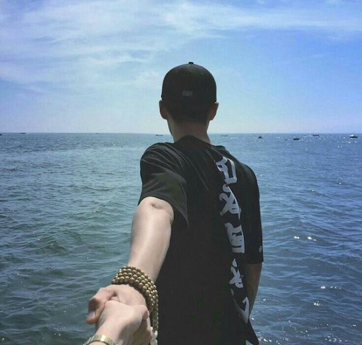 Dáng nắm tay đi muôn nơi để người yêu thật “bí ẩn”