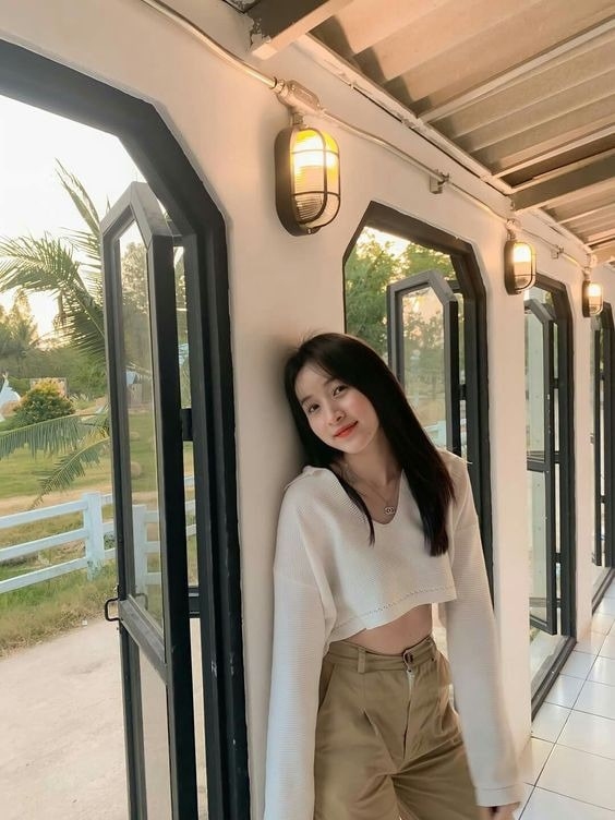 Dáng “tựa vai - khoanh tay hờ”