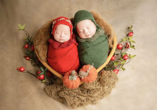 Đạo cụ tạo dáng là yếu tố giúp buổi chụp ảnh newborn trở nên an toàn