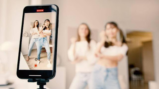 Để tránh quay TikTok bị nhiễu hoặc mờ, hãy chú ý đến ánh sáng